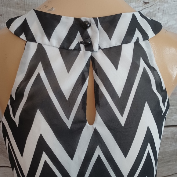 PRICE DROP!! Sleevless blouse - Picture 5 of 9